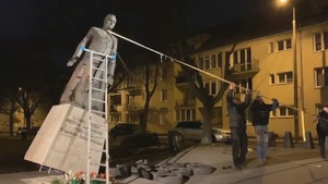 W nocy trzech sprawców obaliło pomnik ks. Jankowskiego w Gdańsku