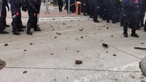 Uchodźcy SZTURMUJĄ! Policjant ciężko ranny! 