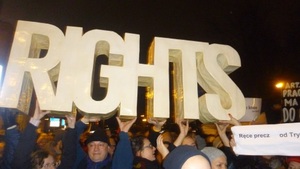 Nocna demonstracja przed Sejmem czyli obywatelska wojna o TK
