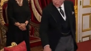 Niecodzienne zachowanie króla Karola. Wszystko nagrały kamery (WIDEO)