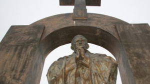 Prawie 70 tys. Polaków podpisało petycję w obronie krzyża z pomnika św. Jana Pawła II