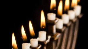 Wicemarszałkowie Sejmu zapalili lampy chanukowe w Senacie