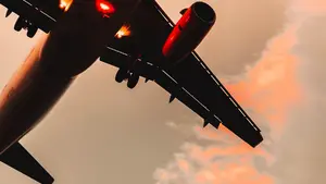 Pilot samolotu dostał ATAKU SERCA przez szczepienie? Teraz chce znieść przymus preparatów!