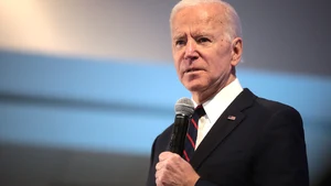 SKANDALICZNE zachowanie Bidena podczas minuty ciszy dla ofiar! Jak mógł się tak zachować!