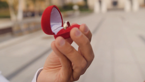 "Gazeta Wyborcza" z zachwytem o eksperymencie "gejowskie oświadczyny" [WIDEO]