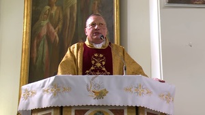 Ks. Kneblewski postulował przyjmowanie Eucharystii na klęcząco – zrobili z niego pedofila