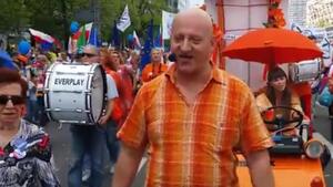 Oskarżany o handel kobietami kapelmistrz KOD na "Marszu Wolności"