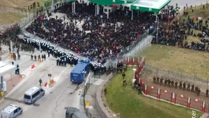 SZOK! Kolejni migranci SZTURMUJĄ granicę! Policja użyje siły?