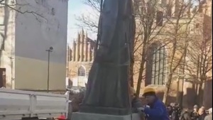 Dziś rozpoczęła się rozbiórka pomnika ks. Jankowskiego