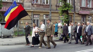 GIGASKANDAL! "Bandyci z AK" na płycie pamiątkowej. Ambasador interweniuje