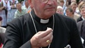 Biskup Pieronek czepia się Jarosława Kaczyńskiego za biało-czerwoną pelerynę!