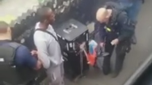 W Londynie islamiści bez oporów zbroją się w tasaki! [WIDEO]