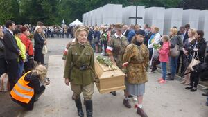 Fotorelacja z wyprowadzenia szczątków ofiar zbrodni komunistycznej odnalezionych na „Łączce”
