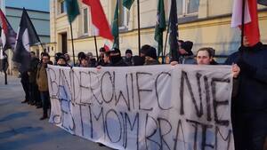 Podeptali banderowską flagę i spalili portret zbrodniarza