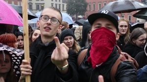 Antyaborcyjna demonstracja obrzucona jajami i... tamponami