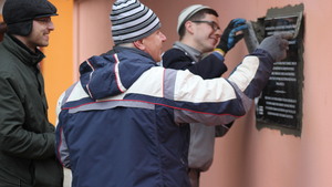 Wmurowanie polskiej tablicy na mu murze niemieckiego obozu koncentracyjnego w Holiszowie [ZDJĘCIA]