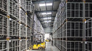 Roboty wypierają magazynierów