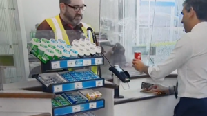 WPADKA Ministra na stacji benzynowej. Ale WSTYD! Wszystko nagrały kamery [WIDEO]