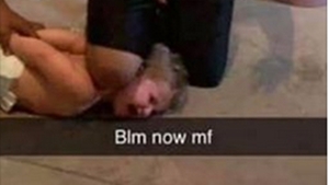 BESTIA! Potężny murzyn w ramach wsparcia dla Black Lives Matter uklęknął na szyi białego dziecka (FOTO)