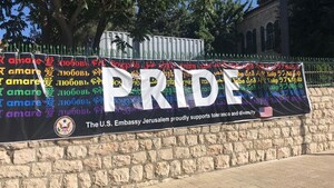 Izrael: na prośbę władz Jerozolimy ambasada USA zdjęła baner LGBT