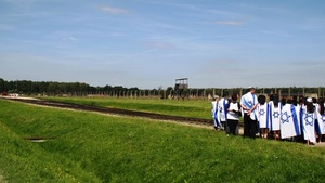 „Wyprawy Żydów do Auschwitz powinny zaczynać się w Berlinie” – izraelski pisarz dla niemieckiej gazety