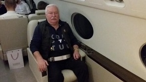 Wałęsa opowiada o wspólnym locie z Dudą na pogrzeb: "Za mnie mówiła koszulka. Spojrzał na mnie i miał odpowiedź: Konstytucja!"