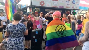 (18+) Antifa i homoaktywiści "przejmują" patelnię przed stacją Metro Centrum w Warszawie