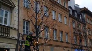 Bogate miasto - W Warszawie zrywają liście i wieszają ozdoby świąteczne