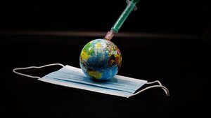 Według Politico antyszczepionkowcy mogą być przeszkodą w powrocie do zdrowia