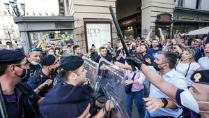 Francja: Policja użyła gazu łzawiącego i aresztowała organizatora protestu. Gorąco!