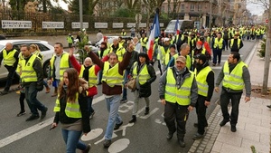 Protesty "żółtych kamizelek": rzecznik rządu musiał uciekać z biura