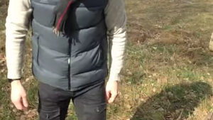 Działacz LGBT zbezcześcił flagę Polski Polski. Sommer: "miał prawo"
