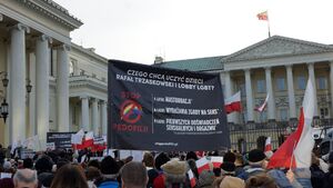 Warszawiacy przeciwko homopropagandzie. Relacja z protestu pod warszawskim Ratuszem