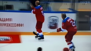 Putin zalicza upadek na lodowisku - czerwony dywan nie zawsze oznacza sukces