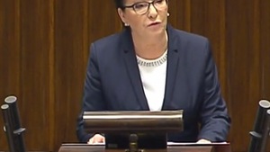 Ewa "metr w głąb" Kopacz i szczątki 8 ofiar katastrofy smoleńskiej w trumnie generała Kwiatkowskiego