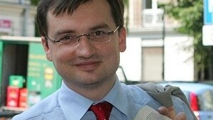 Były zwierzchnik służb specjalnych: Polskie służby nie są w stanie wyłapać terrorystów spośród imigrantów