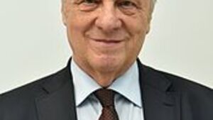 Stefan Niesiołowski liczy na zagospodarowanie pustki pomiędzy PO a PiS-em