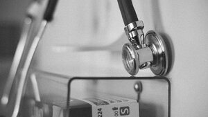 Skandal! Lekarka LGBT przyznała się do podawania dzieciom środków do chemicznej kastracji (WIDEO)