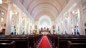 SZOK! Arcybiskup prosi, żeby wierni zrezygnowali z odwiedzania kościołów!