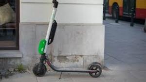 Warszawa: nastolatek potrącił hulajnogą 49-latkę. Kobieta trafiła do szpitala... i została ukarana mandatem