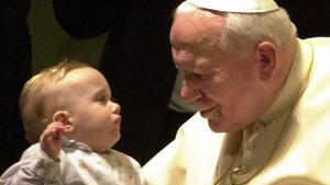 Według prokuratury można znieważać świętego papieża bo nie żyje