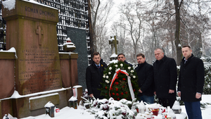 Posłowie Narodowo-Demokratycznego Zespołu Parlamentarnego na grobie Romana Dmowskiego