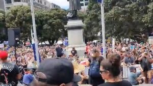 PILNE! OBLĘŻENIE parlamentu! Protestują przeciwnicy obostrzeń