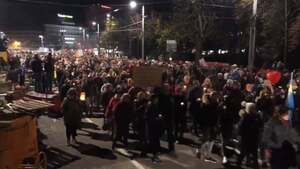 Niemcy protestują przeciwko koronarestrykcjom! Tłumy na ulicach i aresztowania (WIDEO)