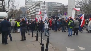Nieliczni KOD-omici protestują przed Sejmem