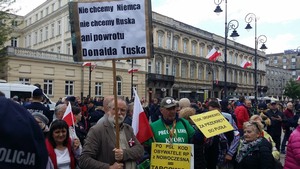 Emocjonalna konfrontacja zwolenników i przeciwników Tuska 