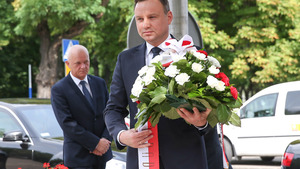 Prezydent RP Andrzej Duda złożył kwiaty przed Ambasadą Francji
