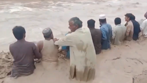 Przerażające nagranie z powodzi w Pakistanie, która zabiła 900 osób (WIDEO)