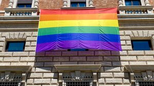 Ambasada USA w Watykanie ponownie wywiesza flagę LGBT! Co na to Watykan i Biden?