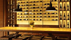  Hiszpania: aresztowano dwóch podejrzanych, którzy ukradli wino z hotelu za ponad milion euro